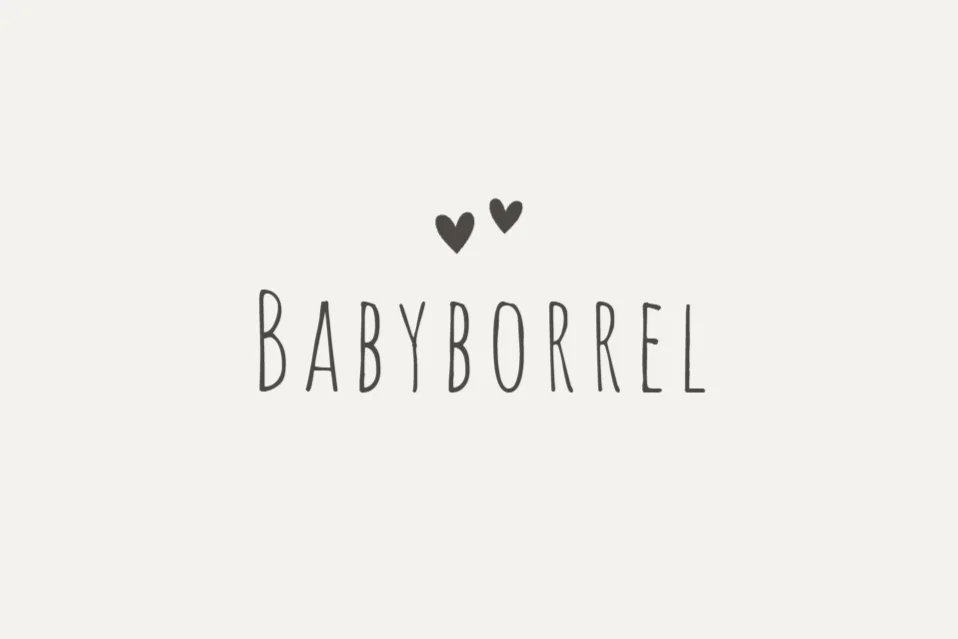 Grote zus met ballon bij wiegje